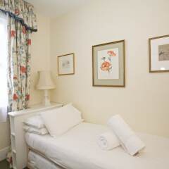 Отель A Place Like Home - Two Bedroom Apartment in Knightsbridge Великобритания, Лондон - отзывы, цены и фото номеров - забронировать отель A Place Like Home - Two Bedroom Apartment in Knightsbridge онлайн комната для гостей фото 5