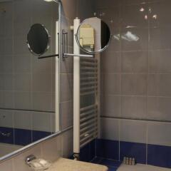 Hotel Holiday in Sarajevo, Bosnia and Herzegovina from 94$, photos, reviews - zenhotels.com bathroom