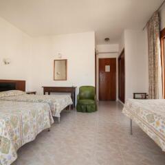 Отель Hostal Cervantes сейф в номере