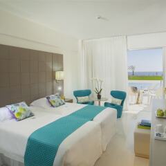 King Evelthon Beach Hotel & Resort комната для гостей фото 11