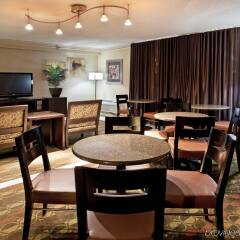 Отель Crowne Plaza Columbus North- Worthington США, Колумбус - отзывы, цены и фото номеров - забронировать отель Crowne Plaza Columbus North- Worthington онлайн гостиничный бар