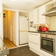 Отель Bright and Spacious 1 Bedroom Flat With Garden Брайтон в номере фото 2