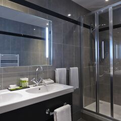 Отель Royal Hotel Paris Champs Elysées Франция, Париж - отзывы, цены и фото номеров - забронировать отель Royal Hotel Paris Champs Elysées онлайн ванная