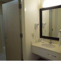 Country Inn & Suites by Radisson, Port Clinton, OH in Port Clinton, United States of America from 103$, photos, reviews - zenhotels.com bathroom photo 2