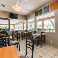 Отель Comfort Inn - Woodland Hills США, Лос-Анджелес - отзывы, цены и фото номеров - забронировать отель Comfort Inn - Woodland Hills онлайн питание