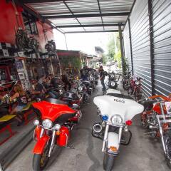 Nicky's Handlebar Hotel спортивное сооружение