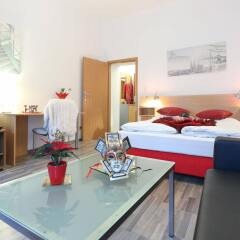Апартаменты Queens Apartments в номере