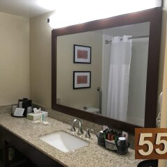 Отель Comfort Inn Airport Блумингтон ванная