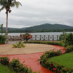 Отель Afrikiko Riverfront Resort спортивное сооружение