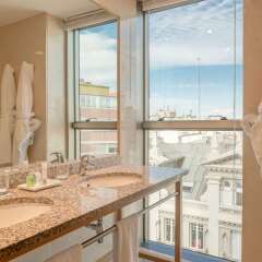 Отель Hesperia A Coruña Centro Испания, Ла-Корунья - отзывы, цены и фото номеров - забронировать отель Hesperia A Coruña Centro онлайн ванная