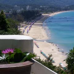 Отель On The Hill Karon Resort пляж