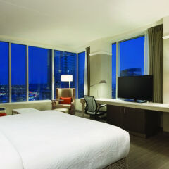 Отель Hilton Garden Inn Calgary Downtown комната для гостей фото 4