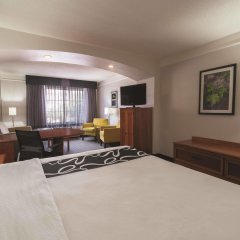 La Quinta Inn & Suites by Wyndham San Antonio Airport in San Antonio, United States of America from 107$, photos, reviews - zenhotels.com guestroom photo 4