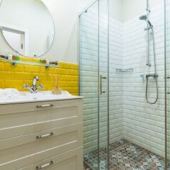 Гостиница Rubinshteina 12 by Ginza Apartments в Санкт-Петербурге отзывы, цены и фото номеров - забронировать гостиницу Rubinshteina 12 by Ginza Apartments онлайн Санкт-Петербург ванная фото 2
