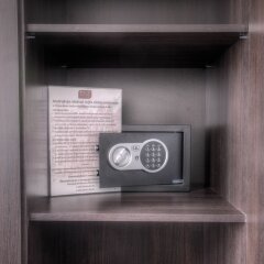 Отель BedRooms Piotrkowska 64 сейф в номере