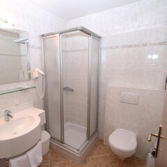 Hotel Ganslhof Зальцбург ванная