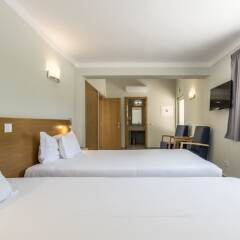Отель Browns Sports & Leisure Club комната для гостей фото 10