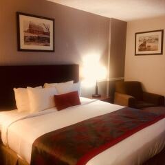 Отель Ramada Plaza & Conf Center by Wyndham Calgary Airport Канада, Калгари - отзывы, цены и фото номеров - забронировать отель Ramada Plaza & Conf Center by Wyndham Calgary Airport онлайн комната для гостей фото 4