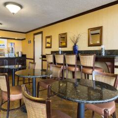 Отель Days Inn & Suites by Wyndham Vicksburg гостиничный бар