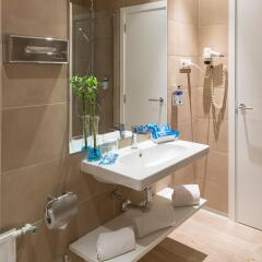 Отель Madrid Gran Vía 25, managed by Meliá Испания, Мадрид - 8 отзывов об отеле, цены и фото номеров - забронировать отель Madrid Gran Vía 25, managed by Meliá онлайн ванная фото 2