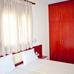 Отель Aselinos Suites сейф в номере