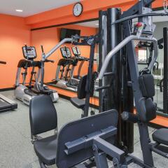Отель Best Western Plus Cascade Inn & Suites фитнесс-зал