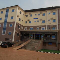 Отель Golden Valley Hotel Enugu Нигерия, Нсукка - отзывы, цены и фото номеров - забронировать отель Golden Valley Hotel Enugu онлайн вид на фасад фото 2