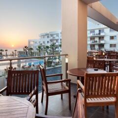 Отель Capital Coast Resort And Spa гостиничный бар фото 2