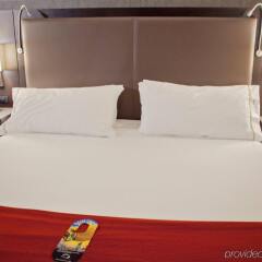 Holiday Inn Express Hotel & Suites Pittsburgh-South Side комната для гостей