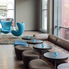 Отель Motel One Berlin-Hackescher Markt Германия, Берлин - отзывы, цены и фото номеров - забронировать отель Motel One Berlin-Hackescher Markt онлайн интерьер отеля фото 2