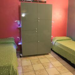 Român Holidays Hostel сейф в номере