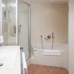 Centro Hotel Mondial Мюнхен ванная