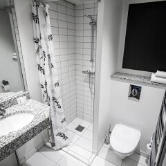 Отель First Hotel Aalborg Дания, Алборг - отзывы, цены и фото номеров - забронировать отель First Hotel Aalborg онлайн ванная фото 2