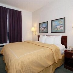 Отель Comfort Suites Airport Колумбус комната для гостей