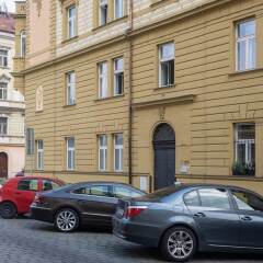 Апартаменты Charming Two-Bedroom Apartment Next To The Emmaus Abbey Прага парковка