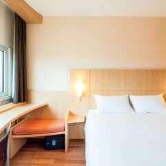 Hotel ibis Schiphol Amsterdam Airport сейф в номере