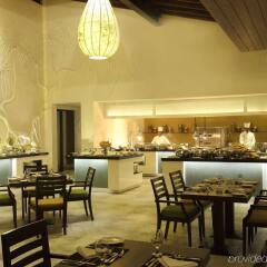 Отель Avani Kalutara Resort гостиничный бар