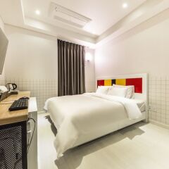 Hotel The Blue Cheonho сейф в номере
