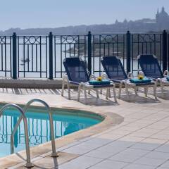 Отель The Waterfront Hotel Мальта, Гзира - отзывы, цены и фото номеров - забронировать отель The Waterfront Hotel онлайн бассейн