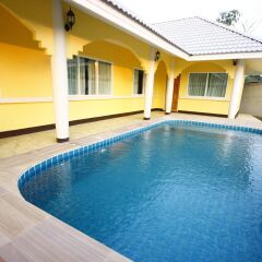 Отель Apinya Resort Bangsaray бассейн