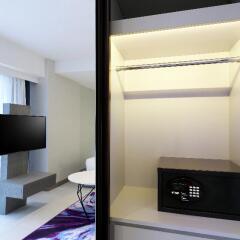 Отель Oakwood Studios Singapore сейф в номере