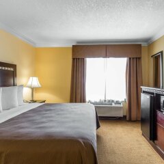 Отель Quality Inn & Suites Bell Gardens Белл Гарденс сейф в номере