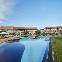Отель The Calm Resort & Spa бассейн