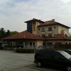 Hotel Motel Raya Медилья парковка