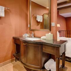 Отель Mercure Danang French Village Bana Hills Вьетнам, Дананг - отзывы, цены и фото номеров - забронировать отель Mercure Danang French Village Bana Hills онлайн ванная