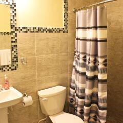 Апартаменты Sunset Strip Acadia Guest Apartment ванная