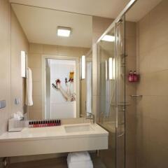 Отель Moxy London Excel ванная фото 2