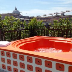 Orange Hotel бассейн