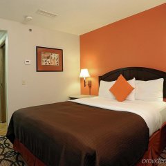 La Quinta Inn & Suites by Wyndham Springfield South in Springfield, United States of America from 127$, photos, reviews - zenhotels.com guestroom