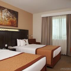 Отель Holiday Inn Express Dubai Jumeirah ОАЭ, Дубай - 10 отзывов об отеле, цены и фото номеров - забронировать отель Holiday Inn Express Dubai Jumeirah онлайн комната для гостей фото 2